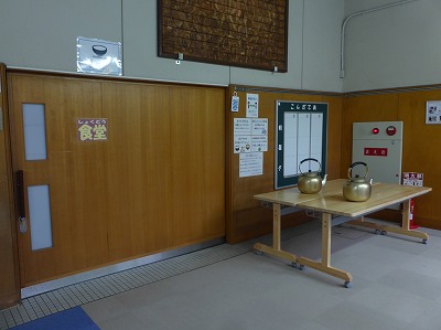 会議用テーブル（奥行600ｍｍ）設置状況 ② 食堂入り口前２台-2