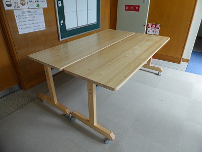 会議用テーブル（奥行600ｍｍ）設置状況 ② 食堂入り口前２台